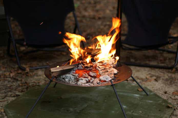 焚き火台で燃える薪