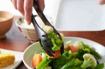 温野菜サラダをトングで取り分ける