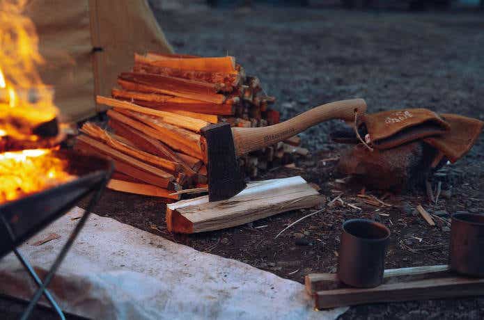 薪と手斧