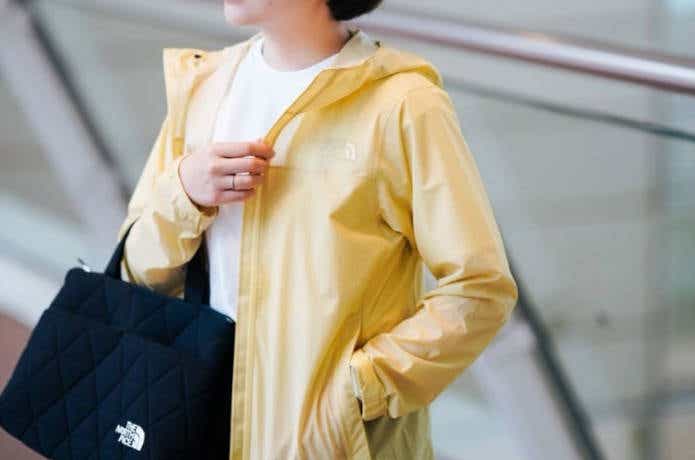 黄色のノースフェイスのベンチャージャケットを着た女性