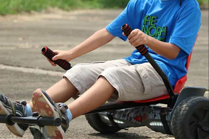 ホバーカートを取り付けたバランススクーターに乗る子供