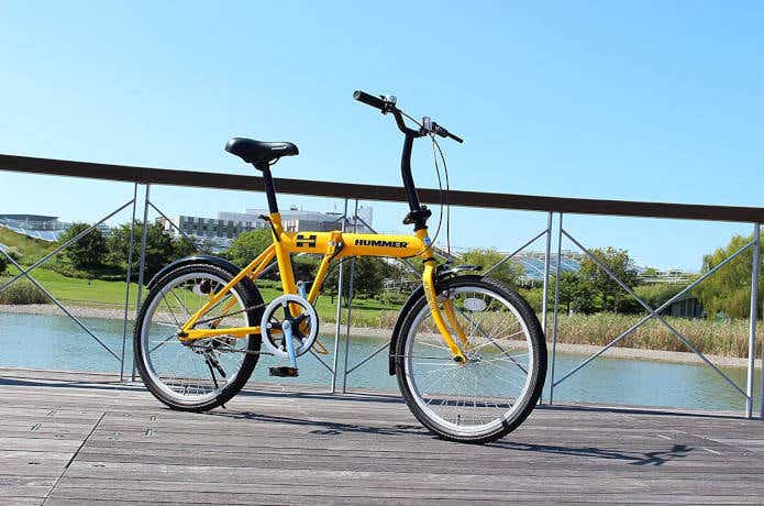 水辺に置かれたハマーの自転車