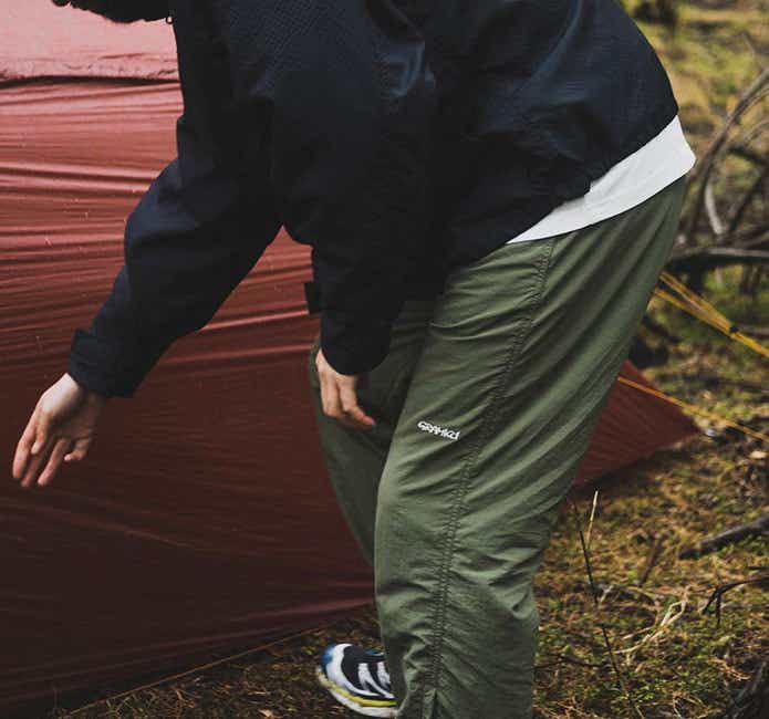 キャンプでグラミチのパンツを履いている男性