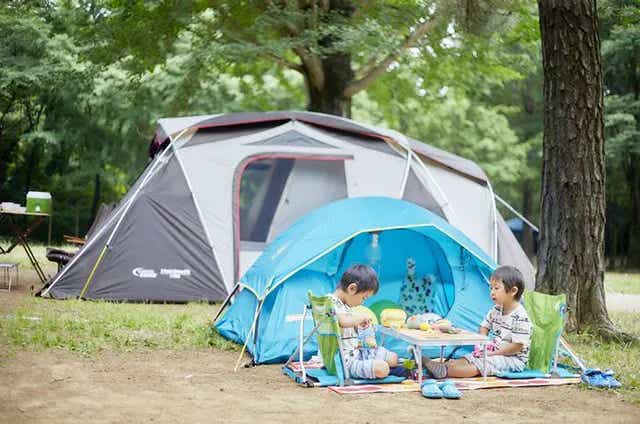 大型テントの横に建てられたキッズテントで遊ぶ子供