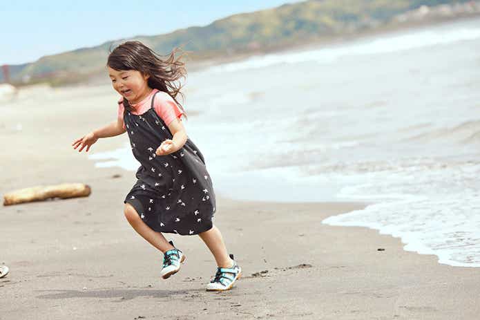 海辺を走る少女