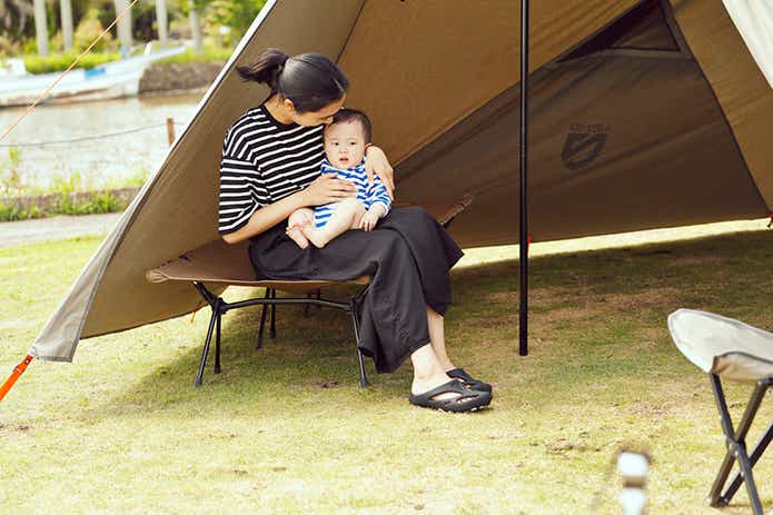 キャンプ場で赤ちゃんをあやす母