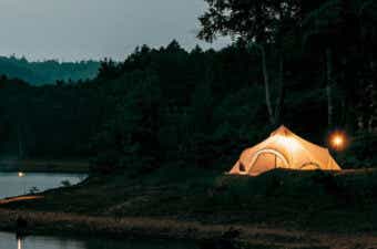 夕暮れの川沿いに貼られたテント
