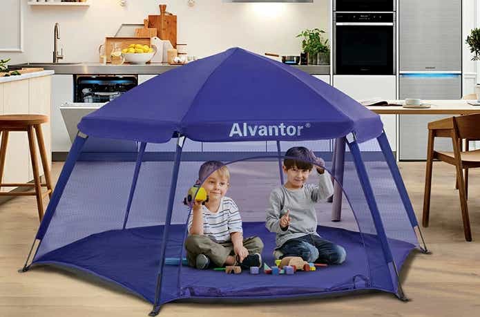 メッシュタイプのキッズテントの中で遊ぶ2人の子供