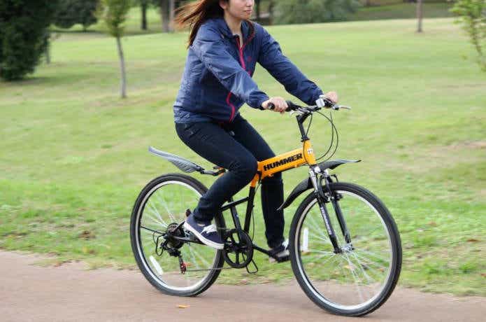 ハマーの自転車で走る女性