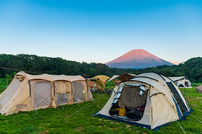 赤富士と複数のテント