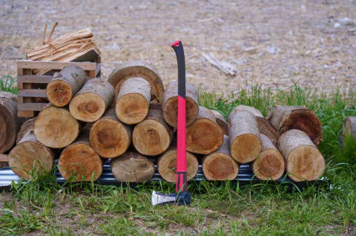 欅の薪と手斧