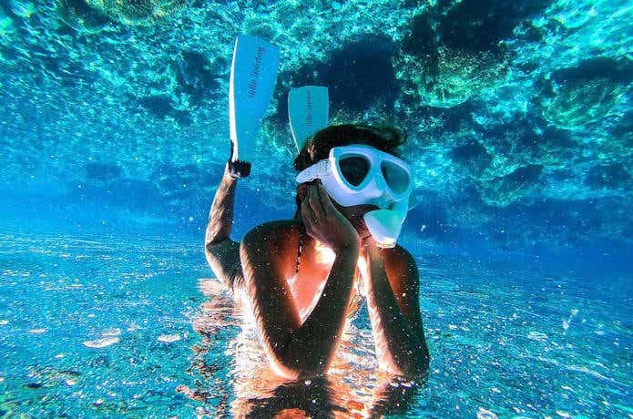 水中でシュノーケルマスクをしている女性