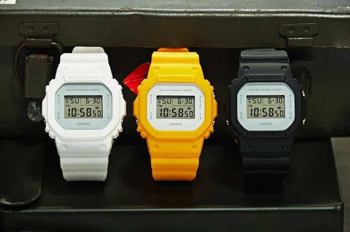 白とオレンジと黒のGショック5600シリーズの時計