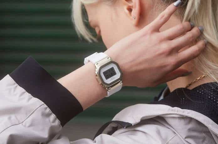Gショック5600シリーズの時計を手首につけた女性