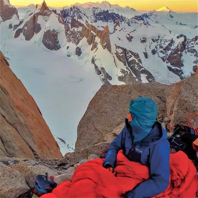 冬山登山でモンベルの寝袋を使用している女性