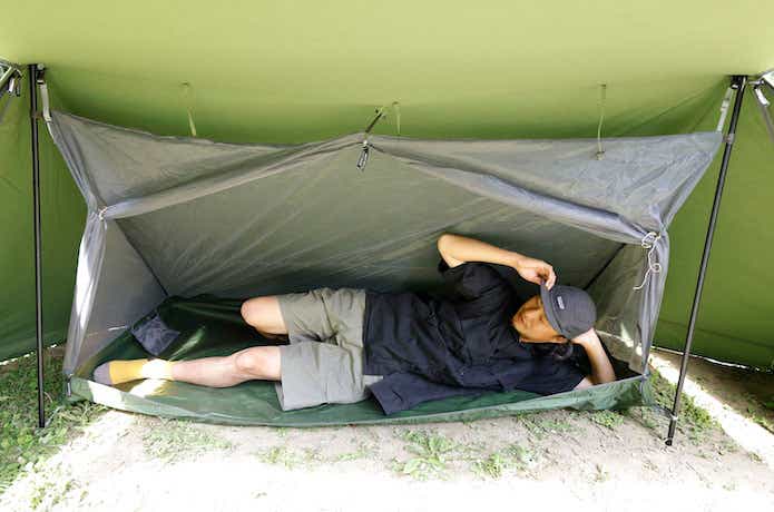 Soomloom「ミリタリーテント X-LARGE」のインナーテントの中で寝る男性