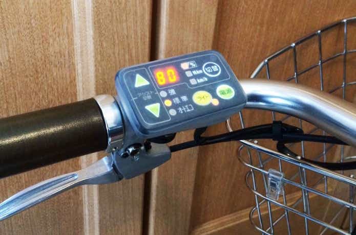 スイッチカバーを装着した電動アシスト自転車