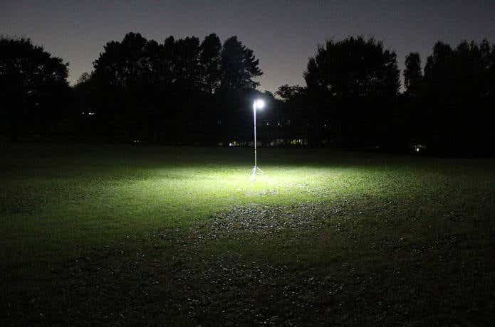 夜の広場で点灯するLEDランタン