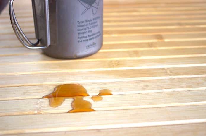 テーブルにこぼれた液体
