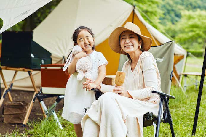 キャンプで笑顔を見せる母と娘
