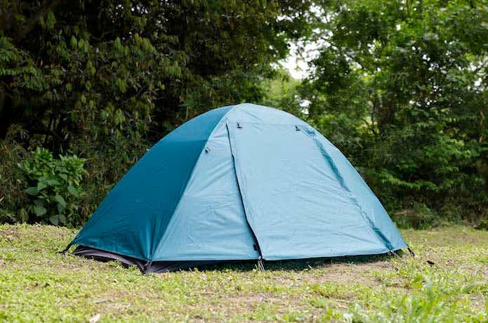 キャンプ場に設営されたワークマン「BASICドームテント」
