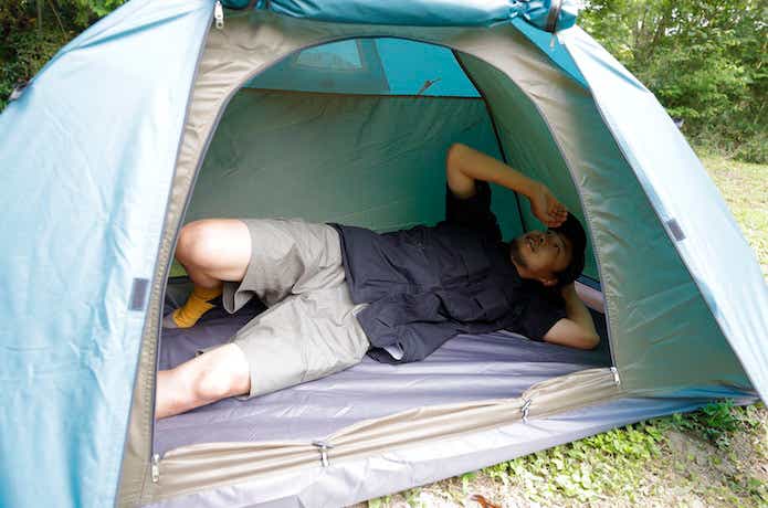 ワークマン「BASICドームテント」の中に寝転ぶ男性