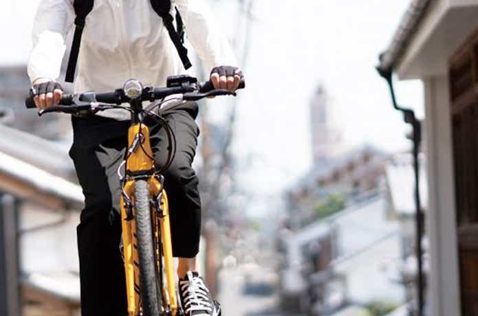 スポーツタイプの電動アシスト自転車に乗る女性