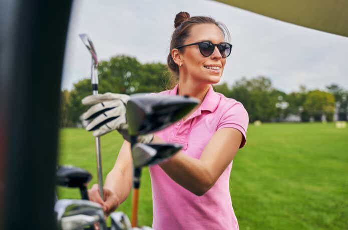 偏光サングラスをかけてゴルフをする女性