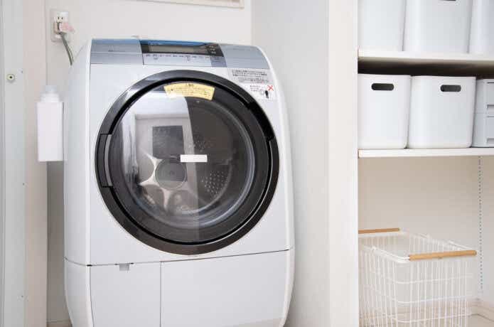 白いドラム式洗濯機が置かれている