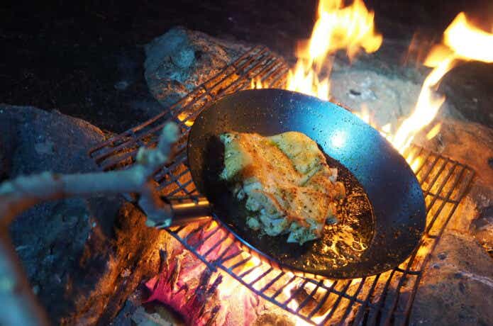 焚火台で鶏肉を焼く