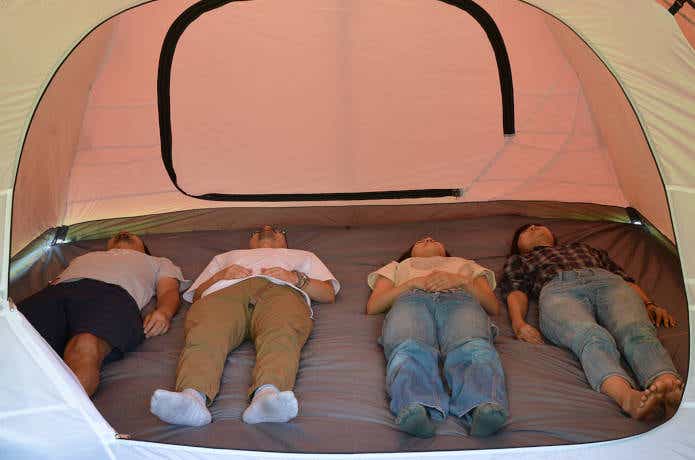 大人が4人ドームテント内に寝そべる