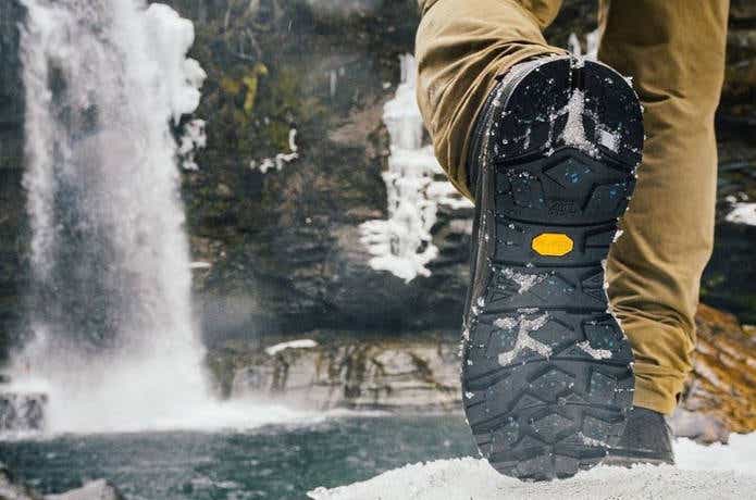 冬の滝とスノーブーツの靴底