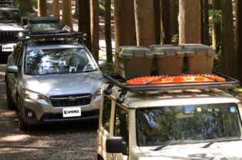 ルーフラックにキャンプ道具を積載した車