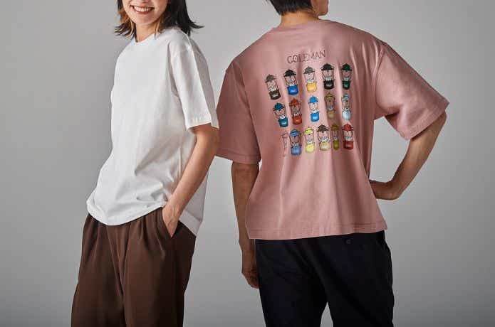 コールマンTシャツランタンマップを着る男女