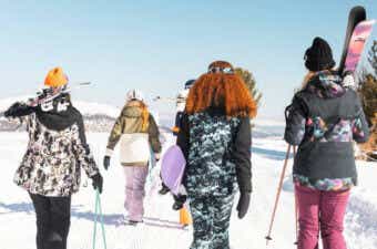 スノーボードウェアを着てゲレンデに向かう女性たち