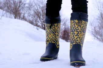 雪道を防寒長靴で歩く人の足