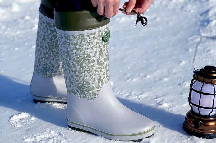 雪場で防寒長靴を調節