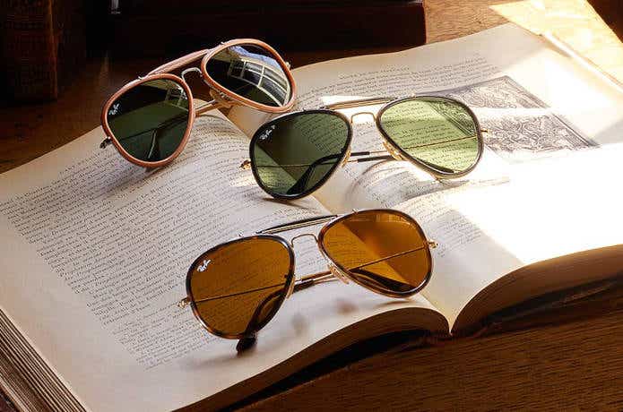 本の上に置かれた3種のレイバンのサングラス