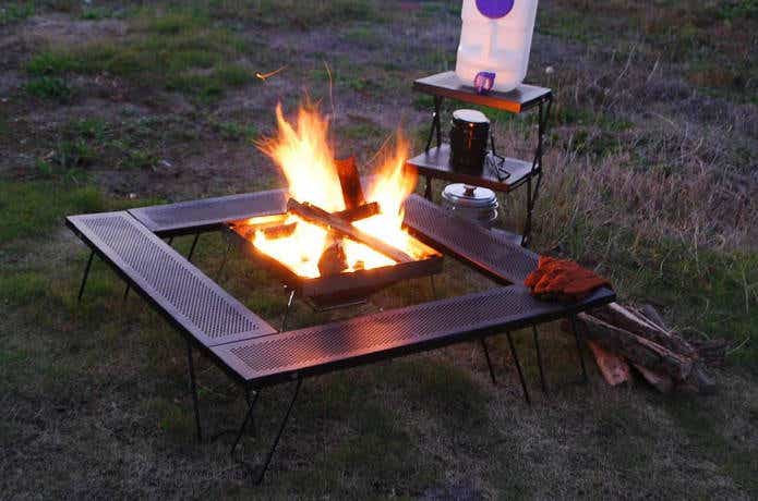 焚き火台を囲うテーブル