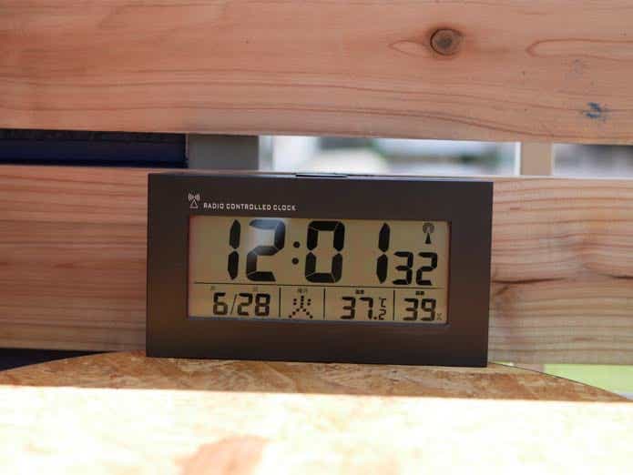 気温37.2℃を示す温度計
