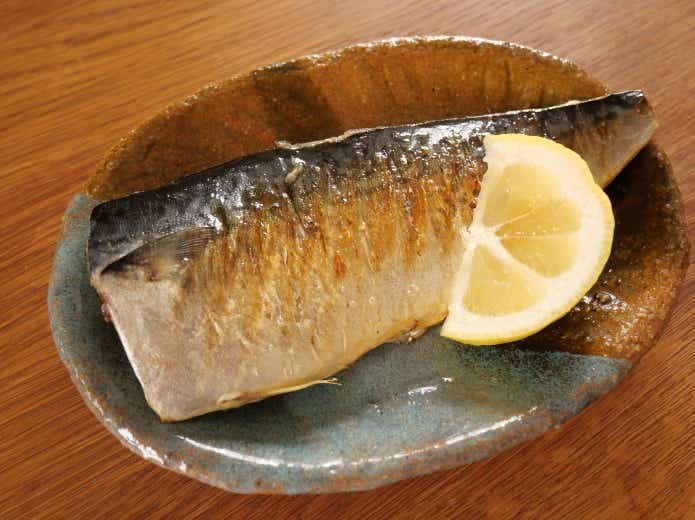 岩鋳 グリルパン（木柄付）で作った焼き魚