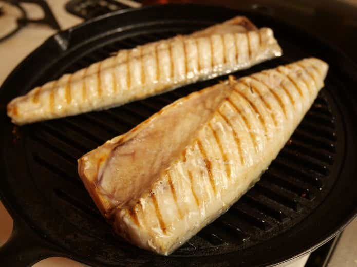 岩鋳 グリルパン（木柄付）で焼いた魚