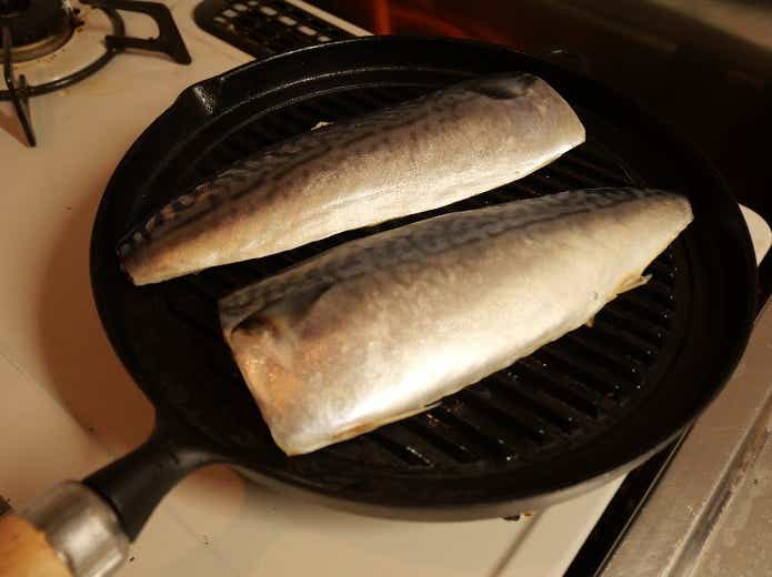 岩鋳 グリルパン（木柄付）で調理された魚