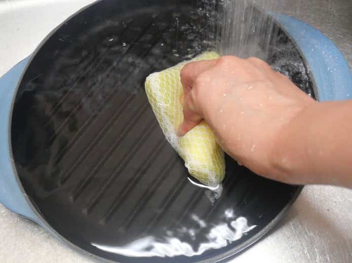 洗剤で洗われるグリルパン