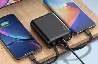 コンセント付きモバイルバッテリーでスマートフォンを充電する