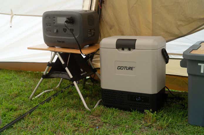 キャンプサイトに置かれたGoture「コンパクト車載冷蔵庫8L」_ずぼらままさん提供