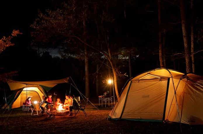 夜のキャンプサイトに建てられたコールマンのテント