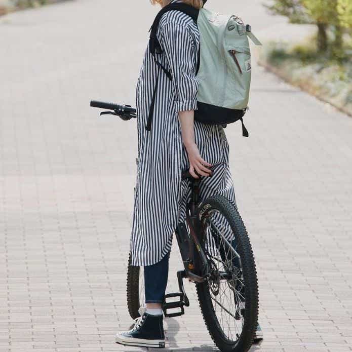 グレゴリーのリュックを背負ってサイクリングをする女性