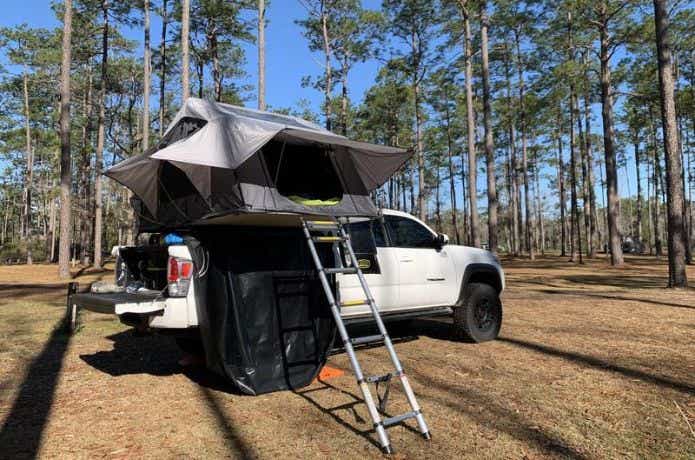 テント型のルーフテントを載せたピックアップトラック