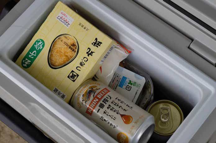 Goture「コンパクト車載冷蔵庫8L」内部に食品が入っている_ずぼらままさん提供